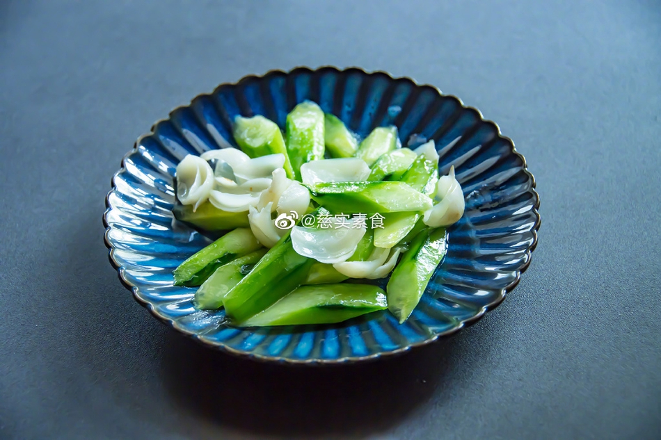 素食养生:百合炒黄瓜片