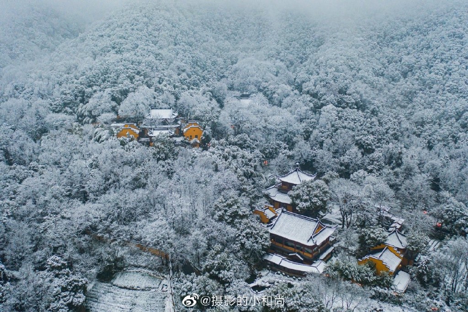 航拍新春雪后古刹灵隐寺
