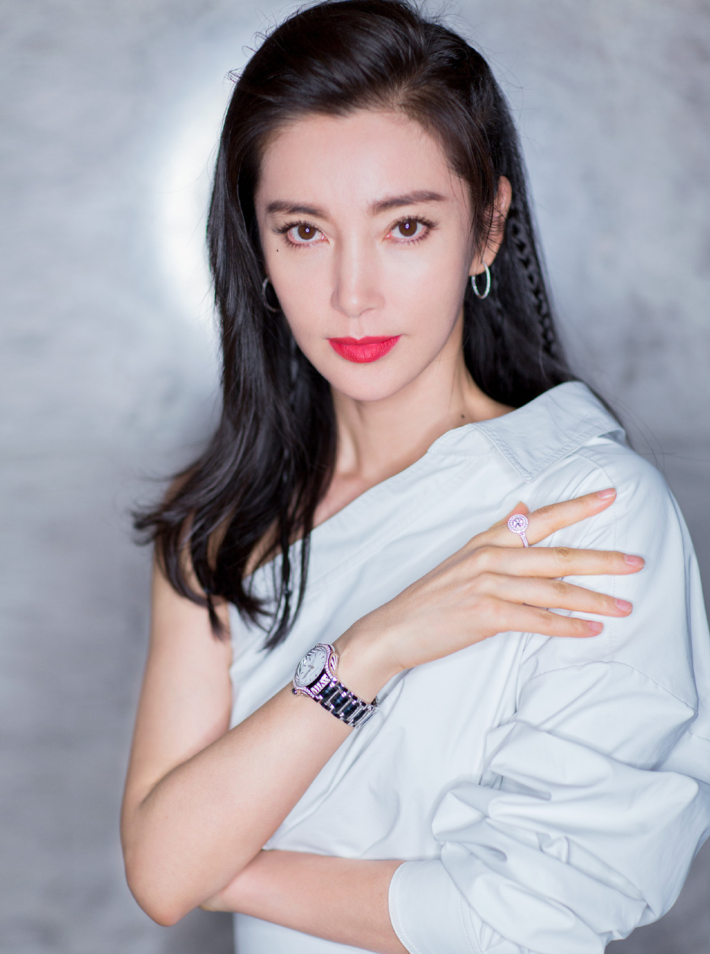 45岁的李冰冰硬是活成20岁小姑娘一袭红色裙性感撩人美腻了