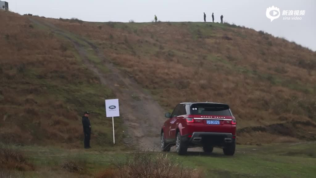 揽胜运动版P400e上长陡坡