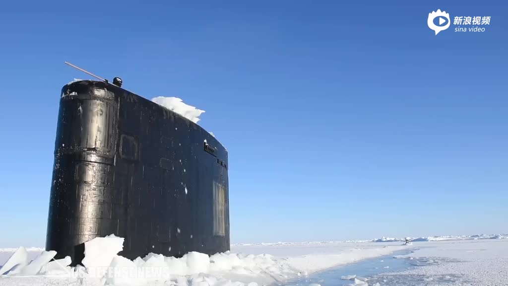 美军核潜艇演示如何从北极冰层下破冰而出