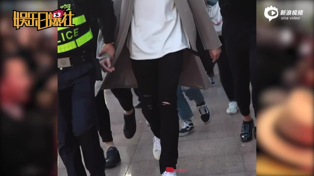 爆红流量陈立农抵京人气爆棚 机场被歌迷围堵获警察开道