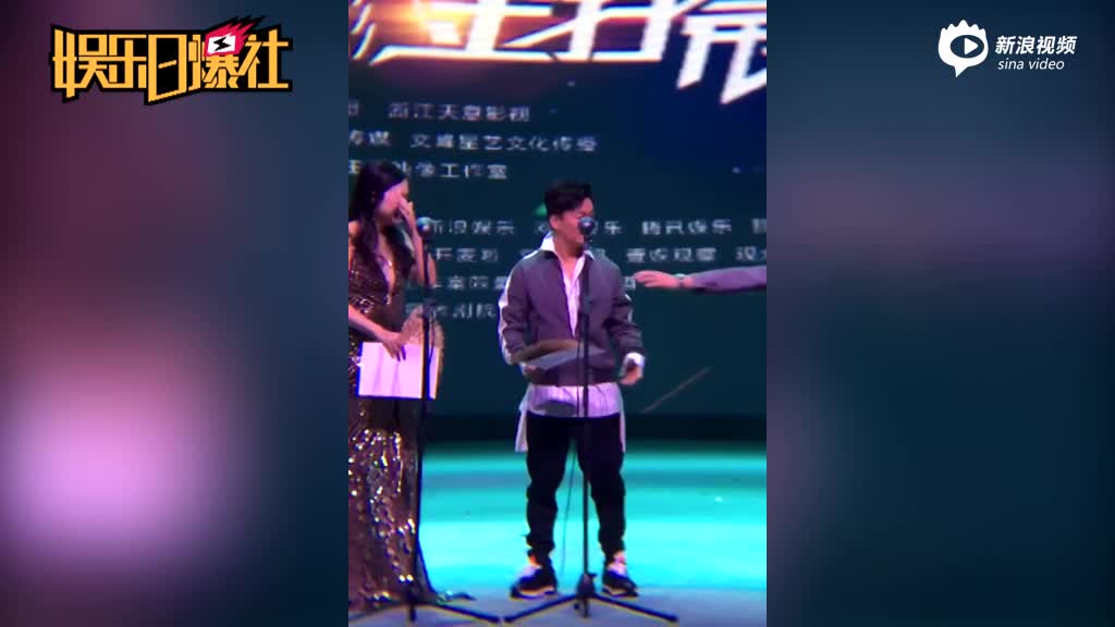 王宝强亲自领令人失望导演奖