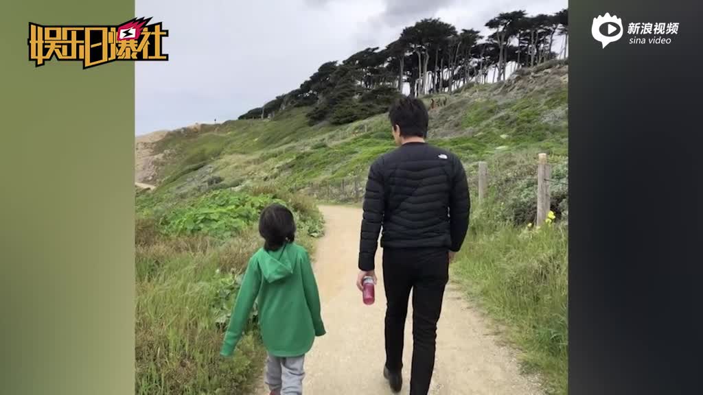 邓超带儿孙俪带女分别出游