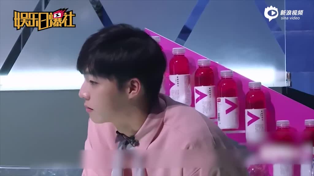 陈立农出道首发文分享心情 戴眼镜帅气自拍显成熟