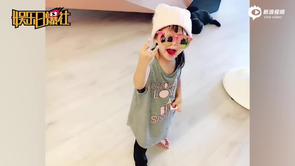 周杰伦晒小周周全身照比摇滚手势白白嫩嫩超可爱