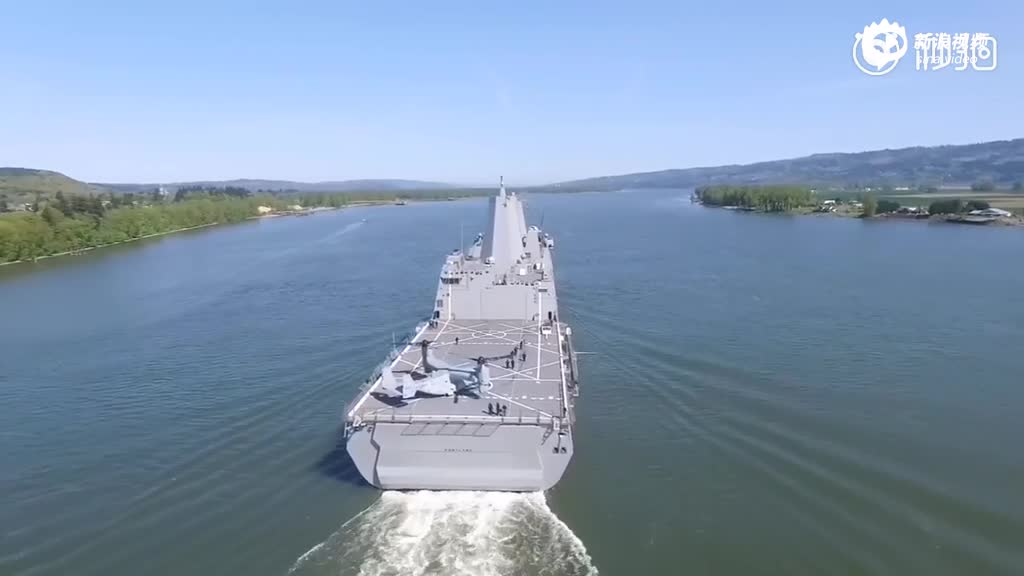 美军圣安东尼奥级波特兰号两栖船坞运输舰在哥伦比亚河上