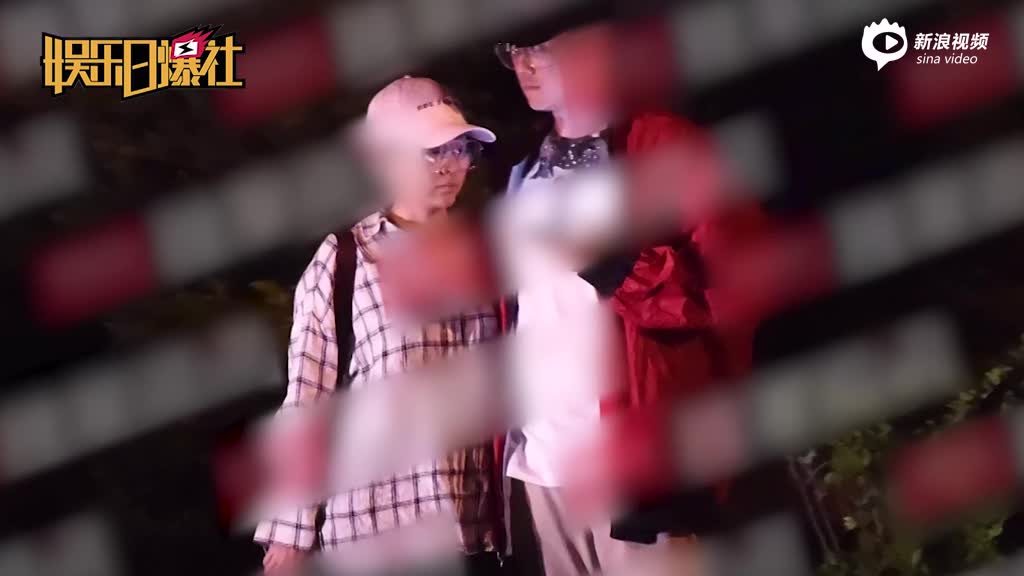 张靓颖深夜与帅哥牵手同行
