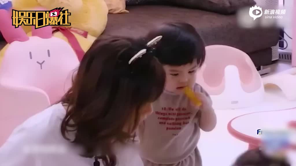 贾静雯耐心教育俩娃
