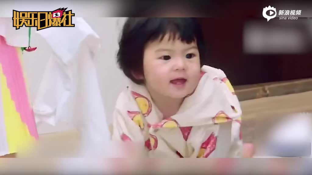 咘咘独自玩耍Bo妞穿泳装可爱