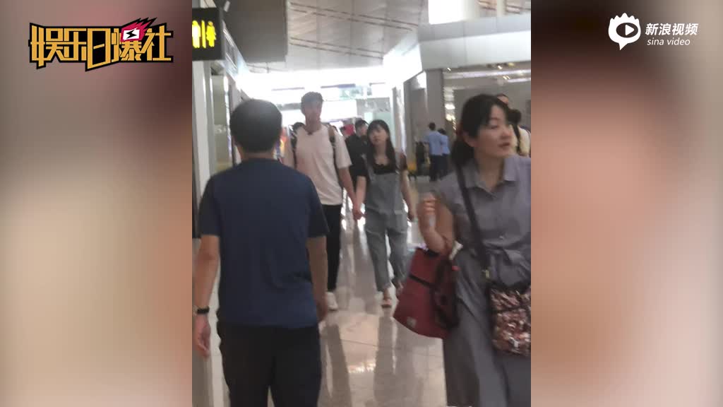 网友机场偶遇福原爱和老公