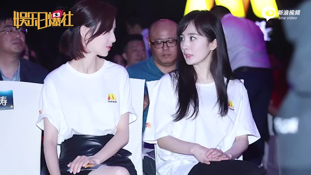 视频杨幂佟丽娅邻座亲密热聊穿简单白t依旧高颜值