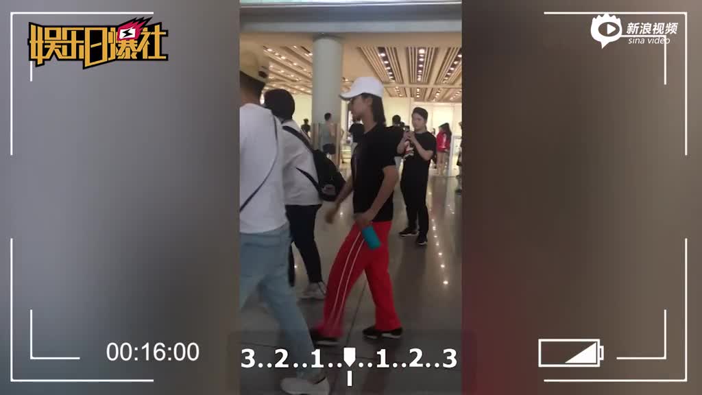 杨紫拎水杯似“养生老干部”