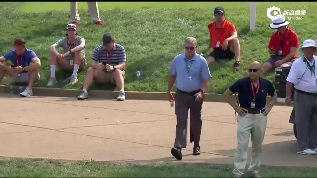 伍兹等工作人员修洞杯