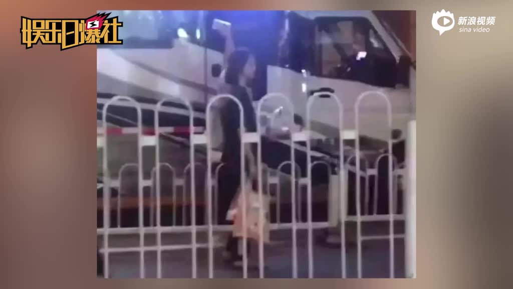 恋情曝光后郑爽首次现身