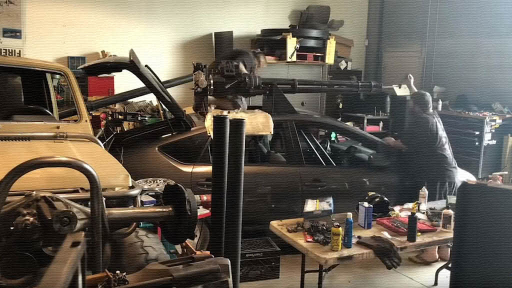 几个美国人把火神炮装到丰田车上 射击一分钟烧钱125万元