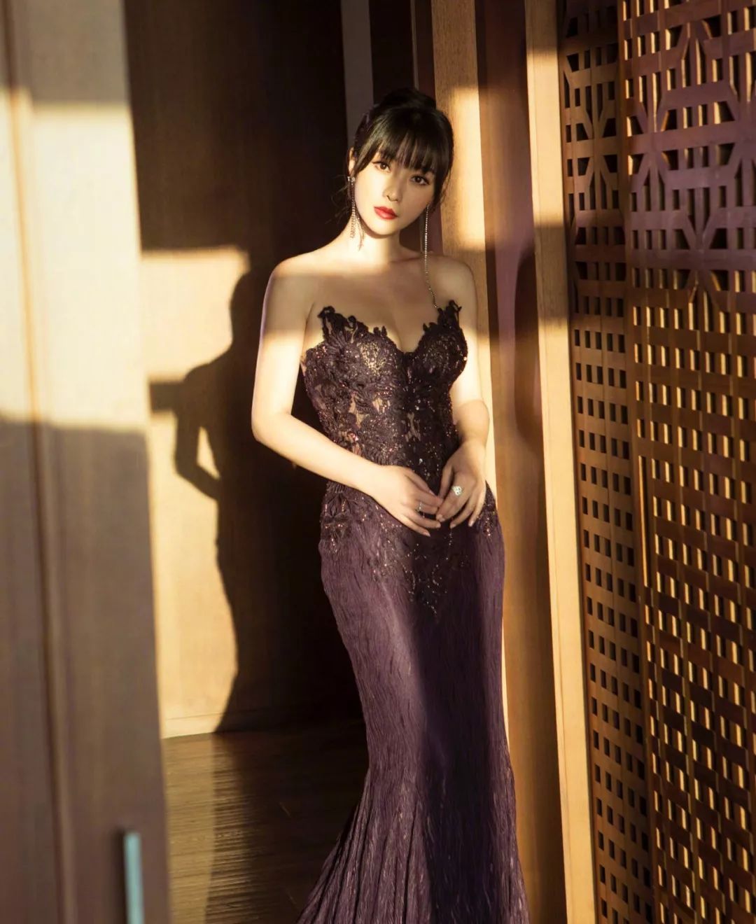 柳岩重拾性感深v透视礼服现身秀傲人上围让人挪不开眼