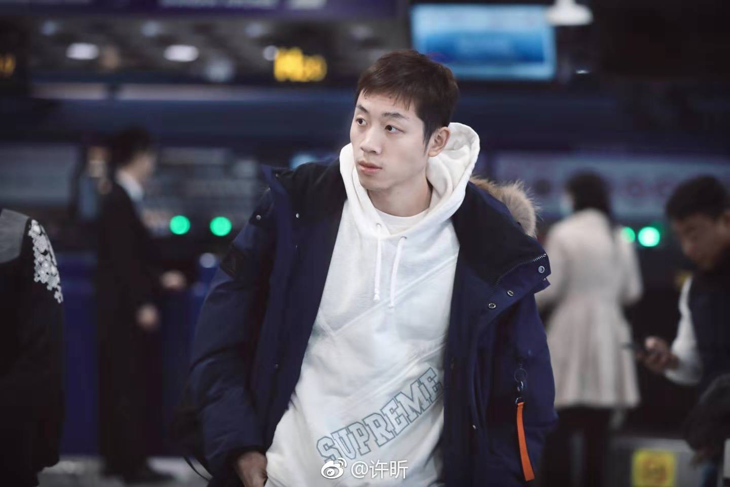 许昕发微博称自己的卫衣是老婆不穿下放给自己的,网友:老婆好看