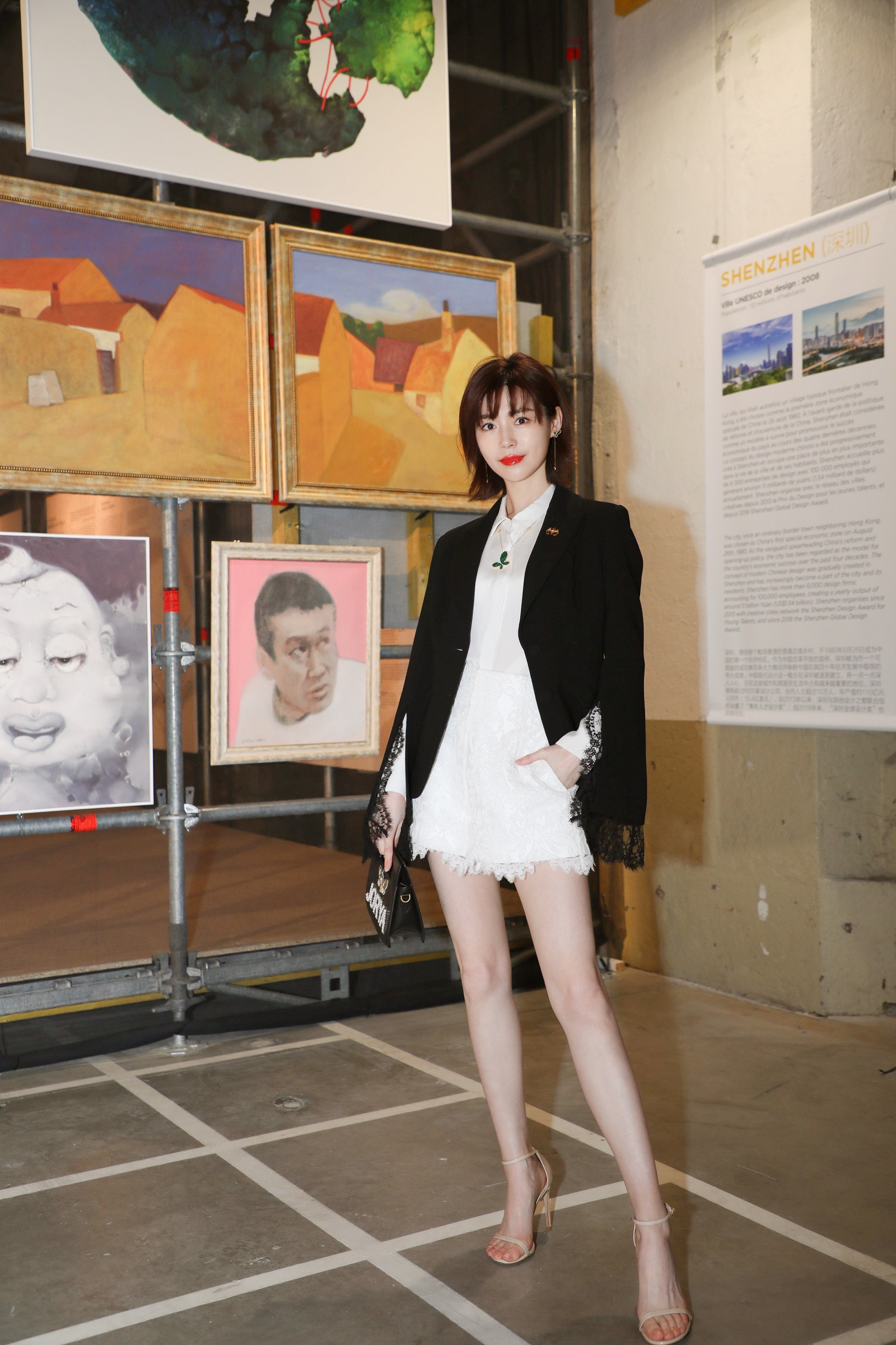 卢杉出席法国艺术双年展 大秀漫画腿