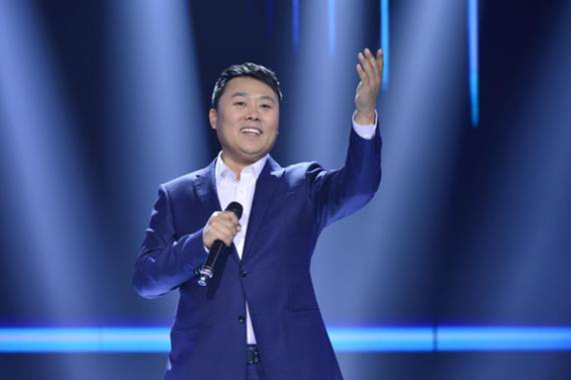 在《星光大道》骗过所有人,扮演农民走红,身家过亿多套豪宅