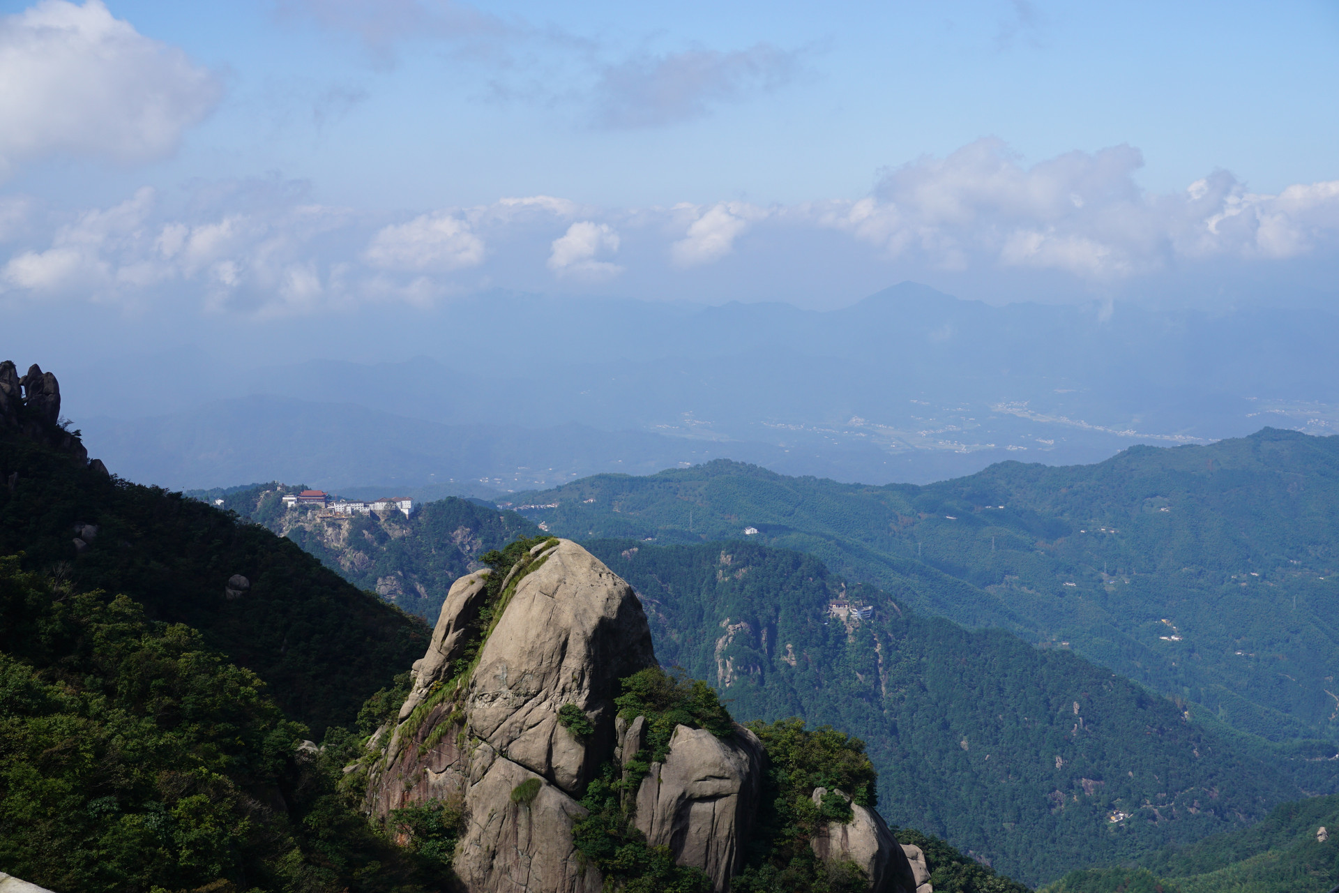 中国佛教四大名山之一,地藏菩萨道场,这座山因为李白而改名