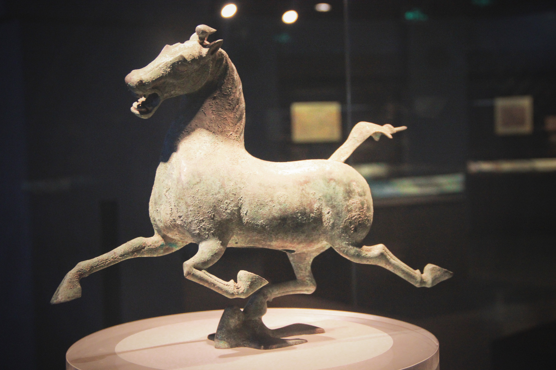 标志,一般优秀旅游城市都会在进入市区显眼的地方放置马踏飞燕的雕塑