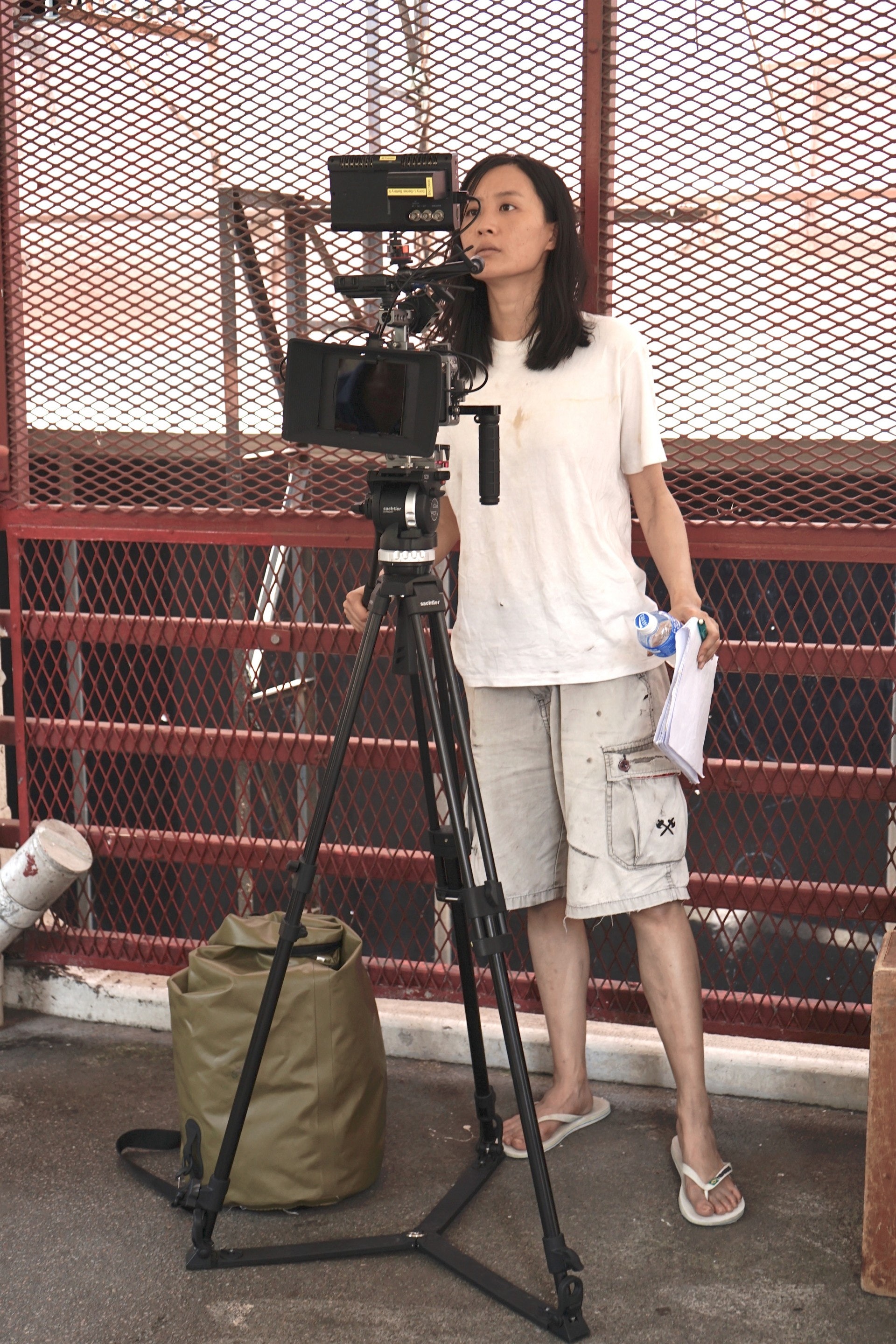 学成归来!陈法拉自导自演拍新片,变身流浪女子,还跳桥?