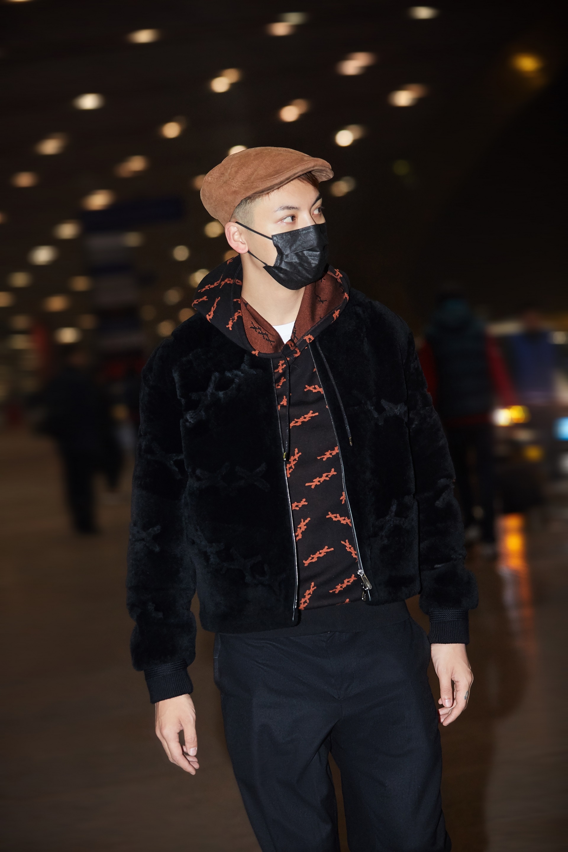 陈伟霆现身机场 网友:为挺霆的帅气势力低头