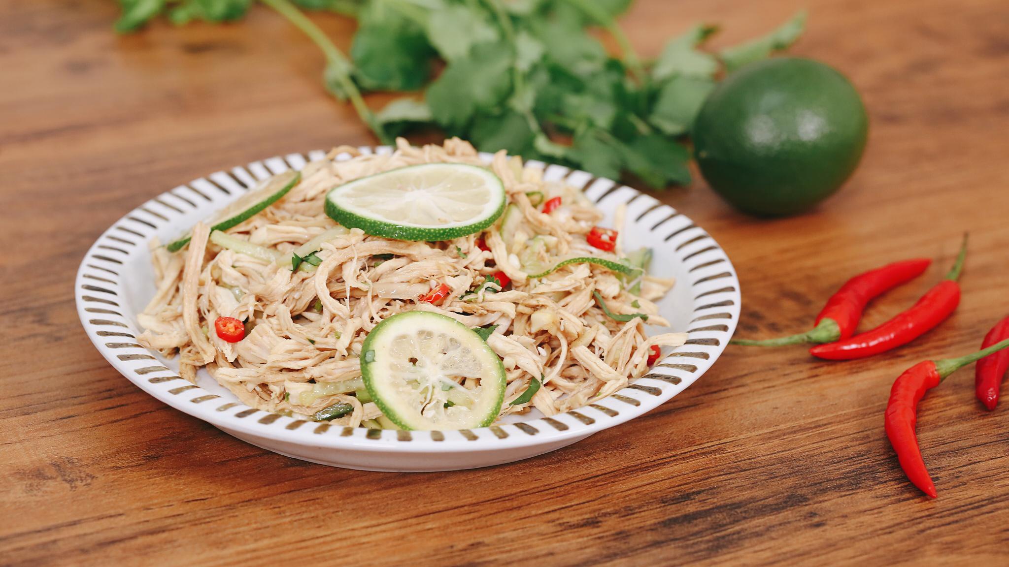 「泰国柠檬鸡丝」带着清新柠檬味的鸡丝,微酸微辣,一大口,吧唧吧唧!