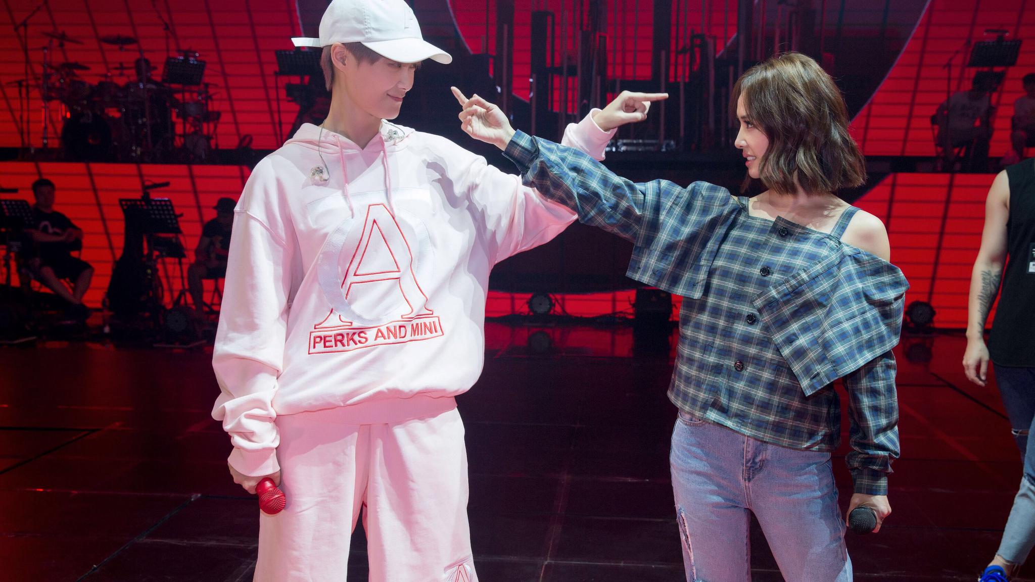 李宇春蔡依林王炸组合,好闺蜜lyccyl刚才都看了吗?李宇春 淡淡的微.