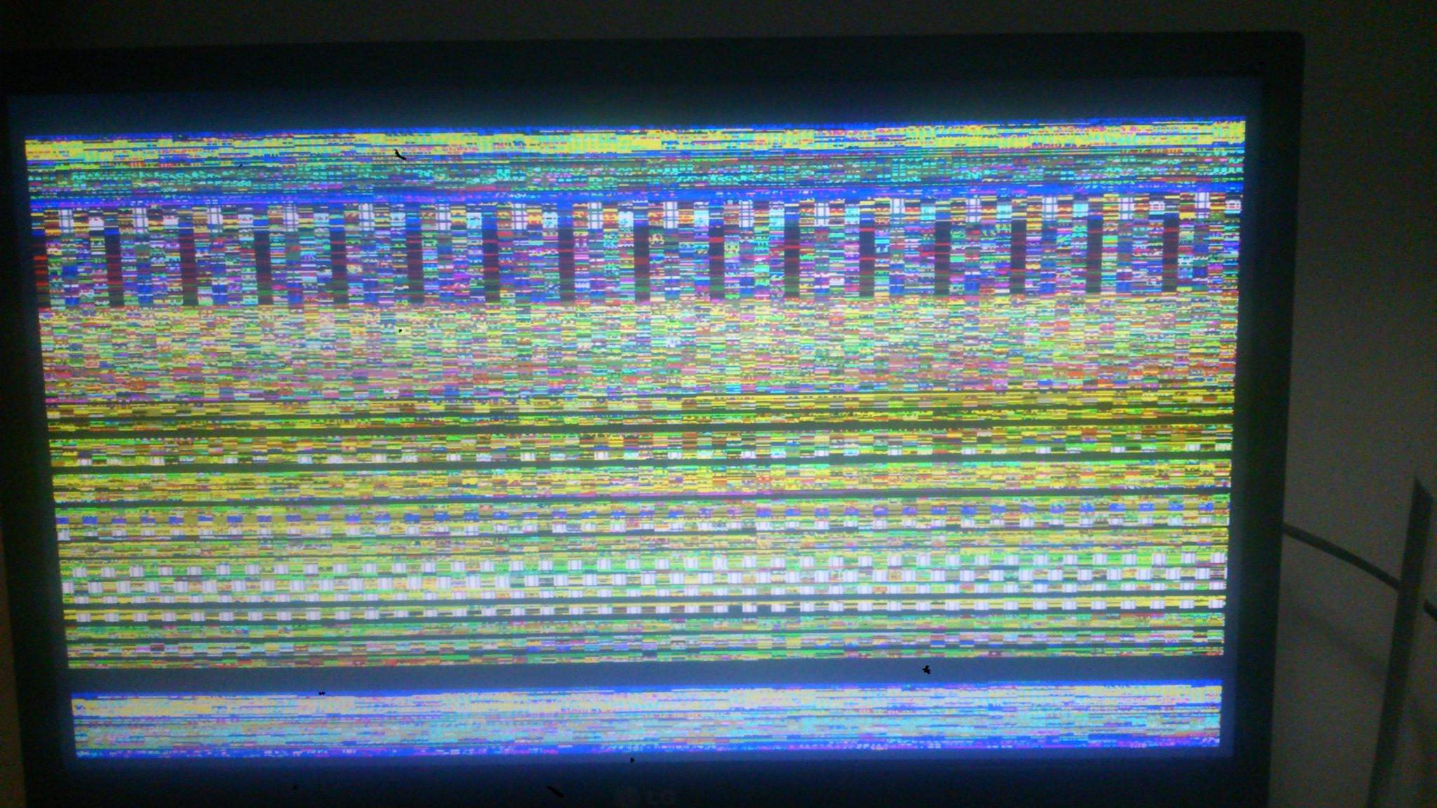 第二种情况:显示器花屏黑屏显示器水波纹闪烁最主要的原因是线材造成