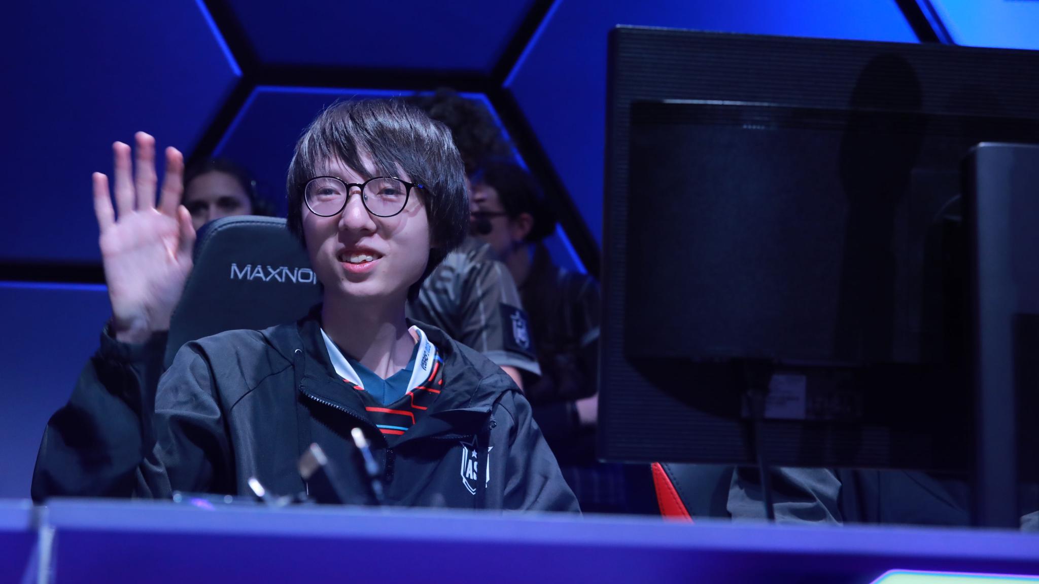 从网瘾少年到电竞选手,mlxg刘世宇退役后想开火锅店