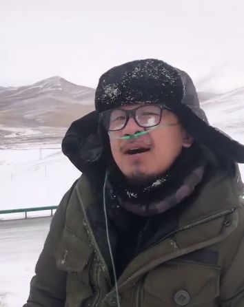 黄海波再度现身,高原雪地上插氧气磕大头,网友:波哥安全第一!