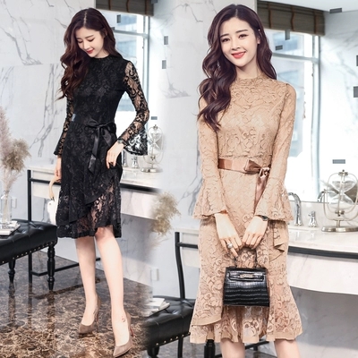 蕾丝修身打底连衣裙女中长款韩版镂空喇叭袖后背的设计独出心裁,只