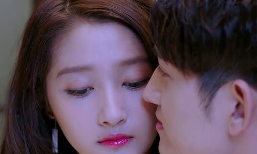 难怪关晓彤不拍吻戏看到她嘴唇上的小秘密后瞬间秒懂了