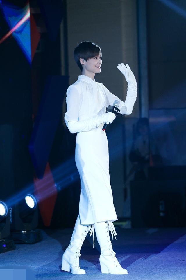 李宇春这身高穿起裙子来,女人味爆棚,但是脚底的球鞋是什么鬼!