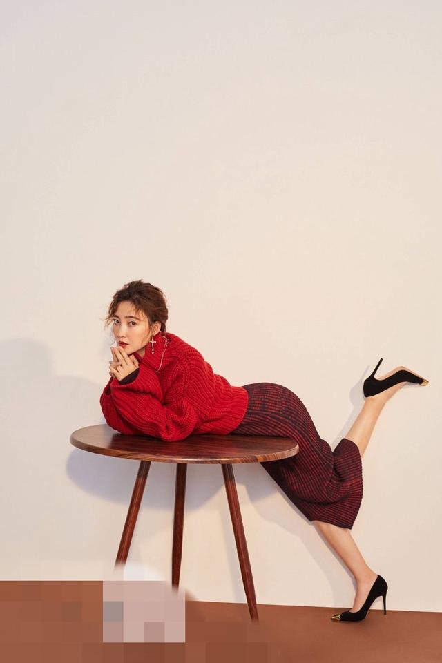 曾以为直发的王丽坤已美到了巅峰,没想到换了发型后更惊艳