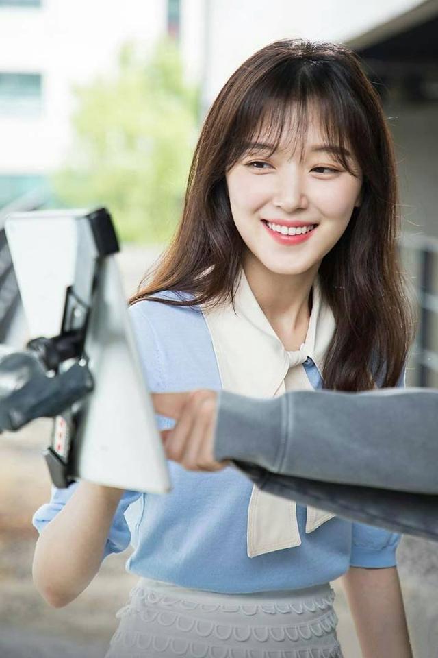 《江南美人》心机女秀雅,招恨程度不输尔晴,却靠穿搭圈粉无数