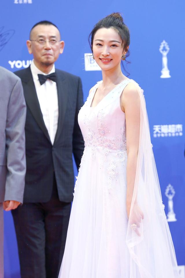 王梓桐时尚清新典雅,恬静大方,文艺气质感爆棚,少女心爆棚!