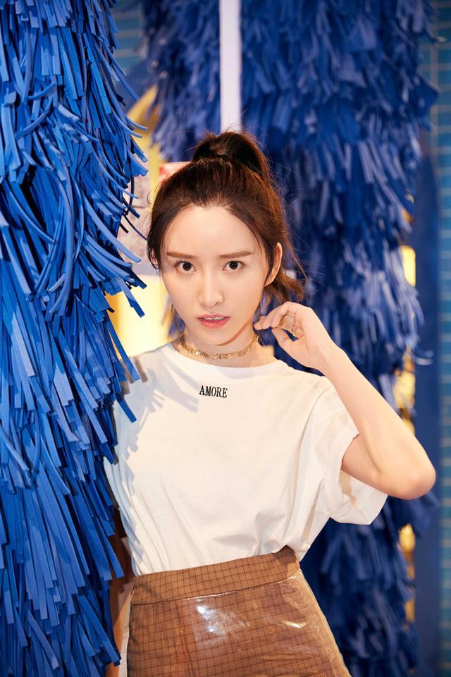 新锐小花吴雨橦出席活动 清新且紧贴潮流的甜酷混搭 浪漫且俏皮