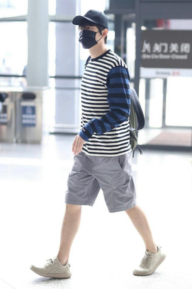 林更新又穿条纹衫,简单私服搭配风格依旧,网友:能不穿条纹吗?