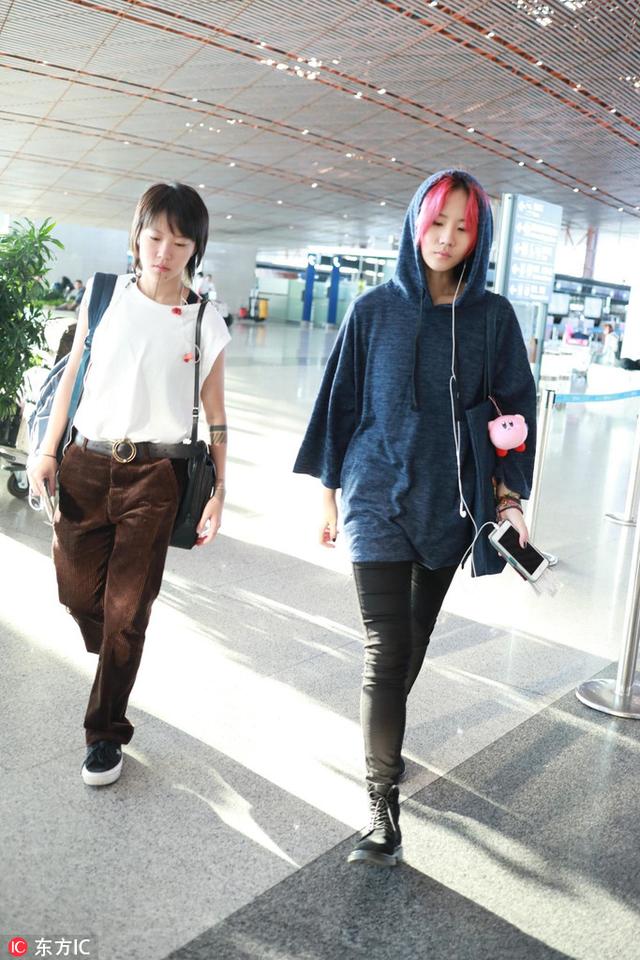 窦靖童与窦家媛罕见同框热聊,妹妹一头粉色头发比姐姐高半头