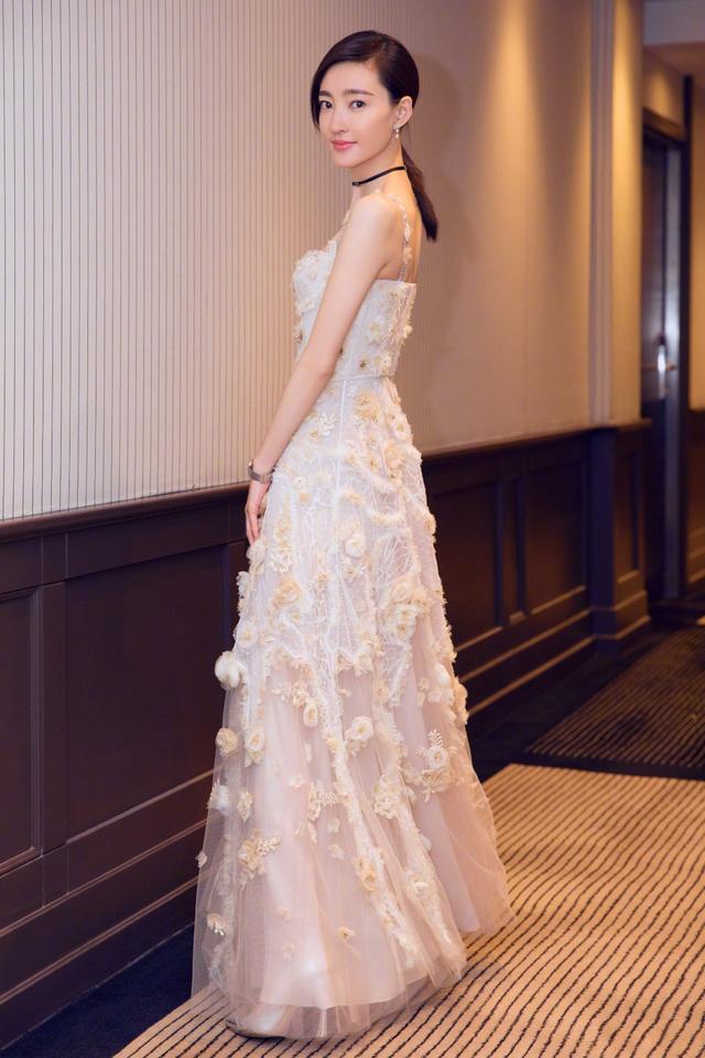 天生丽质的王丽坤仙姿玉貌优雅端庄尽显迷人魅力