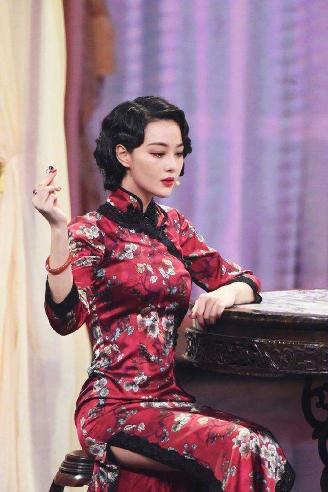 一袭红色旗袍韵味十足, 网友: 结婚后风格都变了