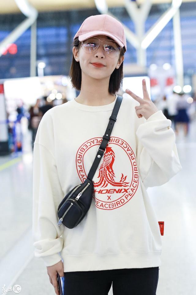 小葡萄杨紫现身机场,身着凤凰图案卫衣,网友:是纪念旭凤邓伦吗