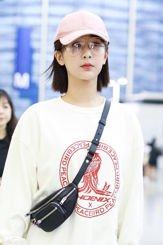 小葡萄杨紫现身机场,身着凤凰图案卫衣,网友:是纪念旭凤邓伦吗
