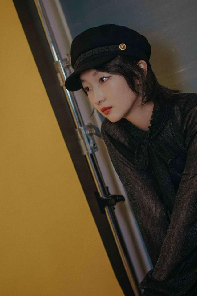 冬雨身着黑色系带衬衫搭配迷彩短裙 充满未来感的装扮十分醒目