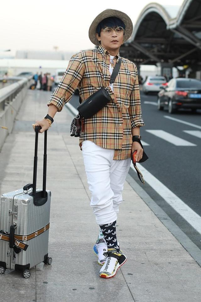 陈志朋再现雷人造型一耳三钳黑白绿配网友莫名心酸