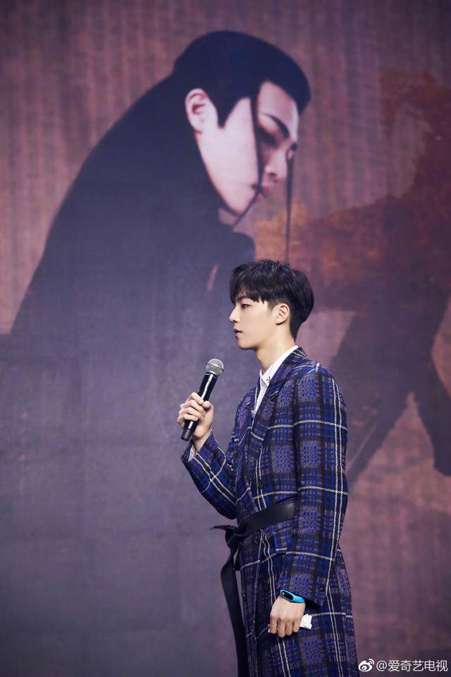 陈立农确认出演仙侠大剧《轩辕剑》一黑一白两款造型曝光