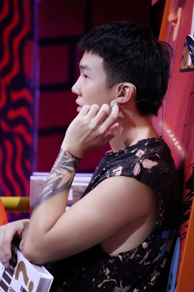 《中餐厅2》:白举纲为何一直戴着袖套?看他的手臂就知道了!